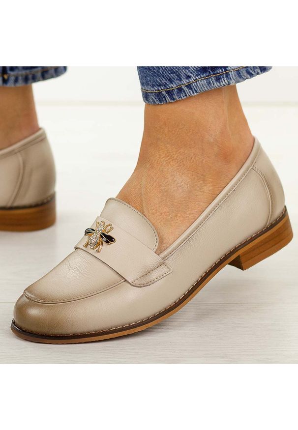 POTOCKI - Beżowe skórzane mokasyny damskie Potocki 19382. Okazja: na co dzień. Nosek buta: okrągły. Kolor: beżowy. Szerokość cholewki: normalna. Wzór: aplikacja. Materiał: skóra. Sezon: wiosna, jesień, lato. Obcas: na obcasie. Styl: casual, elegancki, klasyczny. Wysokość obcasa: niski