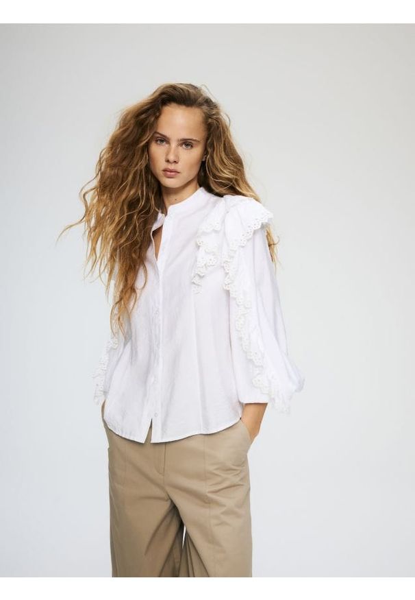 Reserved - Koszula z falbanami - biały. Kolor: biały. Materiał: tkanina, wiskoza