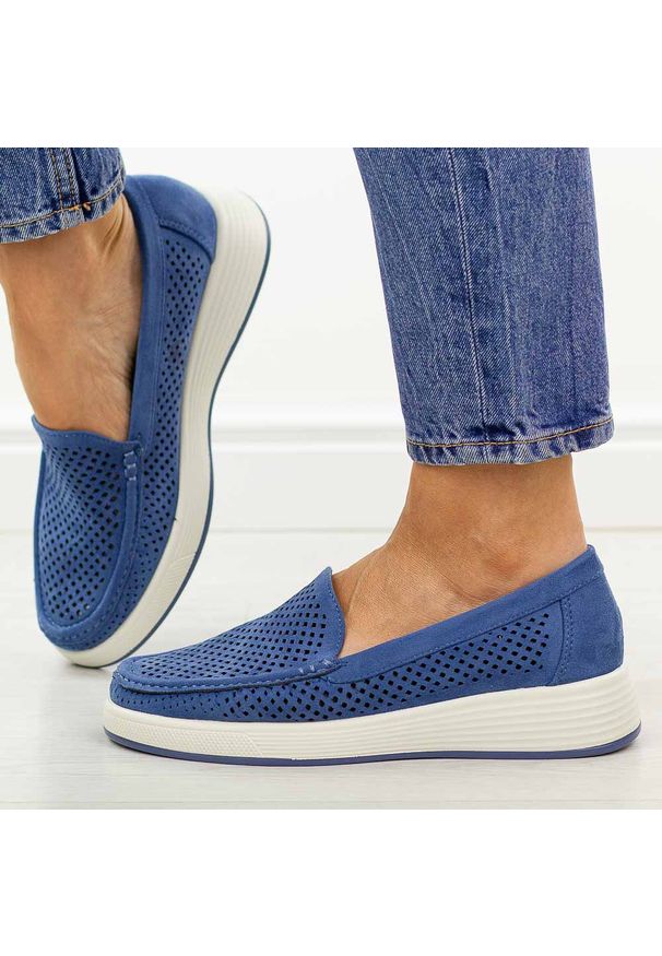 Niebieskie ażurowe mokasyny damskie Sergio Leone Mk097H. Okazja: na spacer, na co dzień. Nosek buta: okrągły. Zapięcie: bez zapięcia. Kolor: niebieski. Szerokość cholewki: normalna. Wzór: ażurowy. Materiał: zamsz. Sezon: wiosna, lato. Styl: casual, elegancki, klasyczny