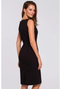Sukienki.shop - Klasyczna elegancka sukienka midi z dekoltem V czarna. Okazja: na randkę, na imprezę, do pracy. Kolor: czarny. Długość rękawa: bez rękawów. Styl: elegancki, klasyczny. Długość: midi #4