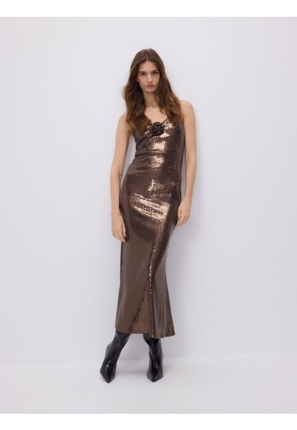 Reserved - Błyszcząca sukienka maxi - brązowy. Kolor: brązowy. Materiał: dzianina. Typ sukienki: proste. Długość: maxi