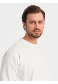 Ombre Clothing - Męski bawełniany longsleeve LOOSE FIT z okrągłym dekoltem – kremowy V2 OM-LSBC-0129 - XXL. Kolor: kremowy. Materiał: bawełna. Długość rękawa: długi rękaw. Wzór: gładki #4