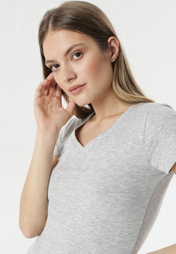 Born2be - Jasnoszary T-shirt Nysalphia. Kolor: szary. Materiał: elastan, bawełna, dzianina. Długość rękawa: krótki rękaw. Długość: krótkie. Styl: klasyczny