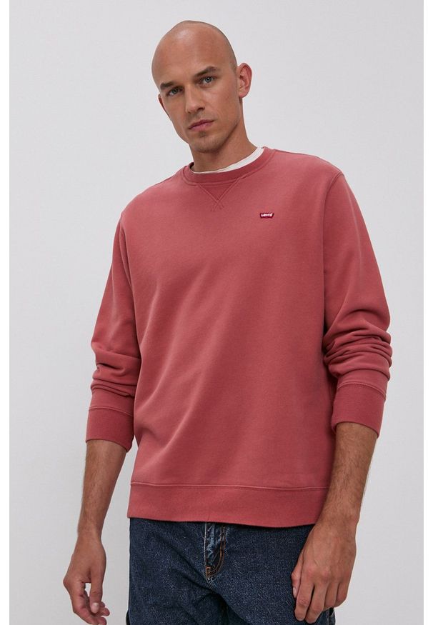 Levi's® - Levi's Bluza męska kolor różowy gładka. Okazja: na spotkanie biznesowe, na co dzień. Kolor: różowy. Materiał: dzianina. Wzór: gładki. Styl: biznesowy, casual