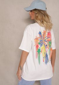 Renee - Biały T-shirt o Kroju Oversize z Nadrukowanym Napisem Ilorella. Okazja: na co dzień. Kolor: biały. Materiał: jeans. Wzór: napisy. Styl: elegancki, casual