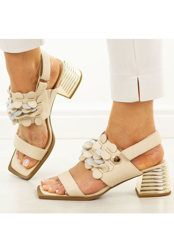 Beżowe skórzane sandały damskie DiA 3062. Zapięcie: rzepy. Kolor: beżowy. Materiał: skóra. Wzór: aplikacja. Sezon: wiosna, lato. Obcas: na obcasie. Styl: elegancki, klasyczny, wizytowy. Wysokość obcasa: średni