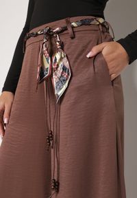 Born2be - Brązowe Spodnie o Szerokim Kroju Ozdobione Paskiem Tusrina. Okazja: na co dzień. Kolor: brązowy. Materiał: jeans. Wzór: aplikacja. Styl: klasyczny, casual, elegancki #4