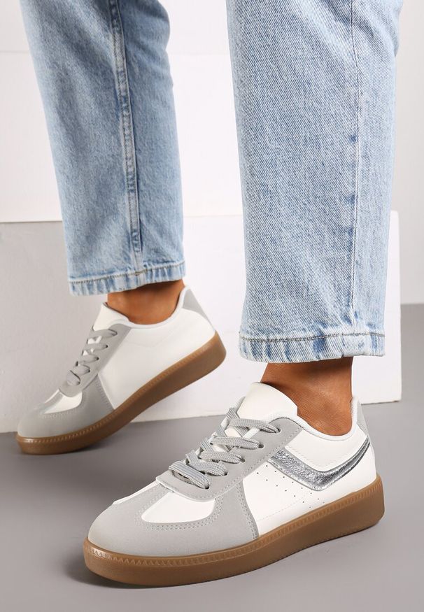 Renee - Białe Sneakersy na Niskiej Platformie z Metalicznymi Wstawkami Dalivia. Nosek buta: okrągły. Zapięcie: sznurówki. Kolor: biały. Materiał: materiał. Obcas: na platformie. Wysokość obcasa: niski