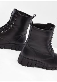bonprix - Botki sznurowane z profilowaną podeszwą. Kolor: czarny. Styl: militarny, elegancki #2