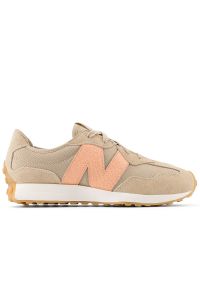 Buty młodzieżowe New Balance GS327WO - beżowe. Okazja: na co dzień. Zapięcie: sznurówki. Kolor: beżowy. Materiał: materiał, syntetyk, zamsz, guma. Szerokość cholewki: normalna. Sezon: lato