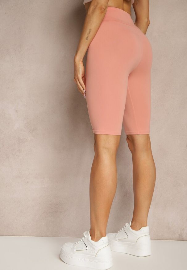 Renee - Różowe Klasyczne Szorty o Fasonie Kolarek Livindra. Okazja: na co dzień. Kolor: różowy. Styl: klasyczny