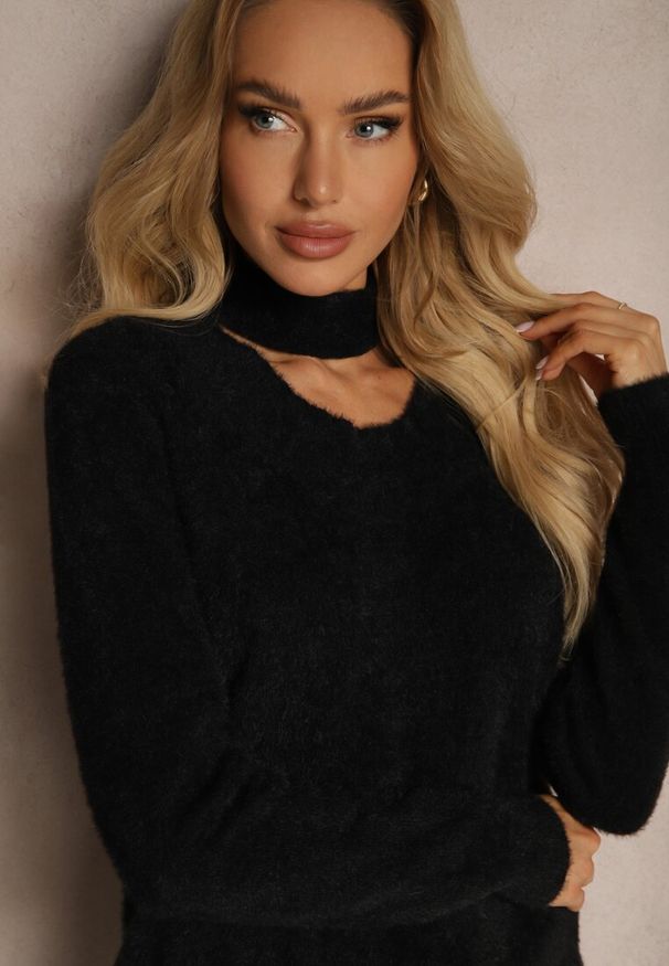 Renee - Czarny Golf z Chokerem i Wycięciem Temina. Okazja: na spotkanie biznesowe. Typ kołnierza: golf. Kolor: czarny. Długość rękawa: długi rękaw. Długość: długie. Styl: biznesowy, klasyczny