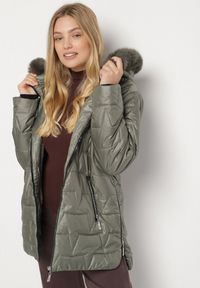 Born2be - Zielona Pikowana Kurtka z Kapturem z Futerkiem Azilma. Okazja: na co dzień, na spacer. Typ kołnierza: kaptur. Kolekcja: plus size. Kolor: zielony. Materiał: futro. Wzór: aplikacja. Styl: klasyczny, casual #7
