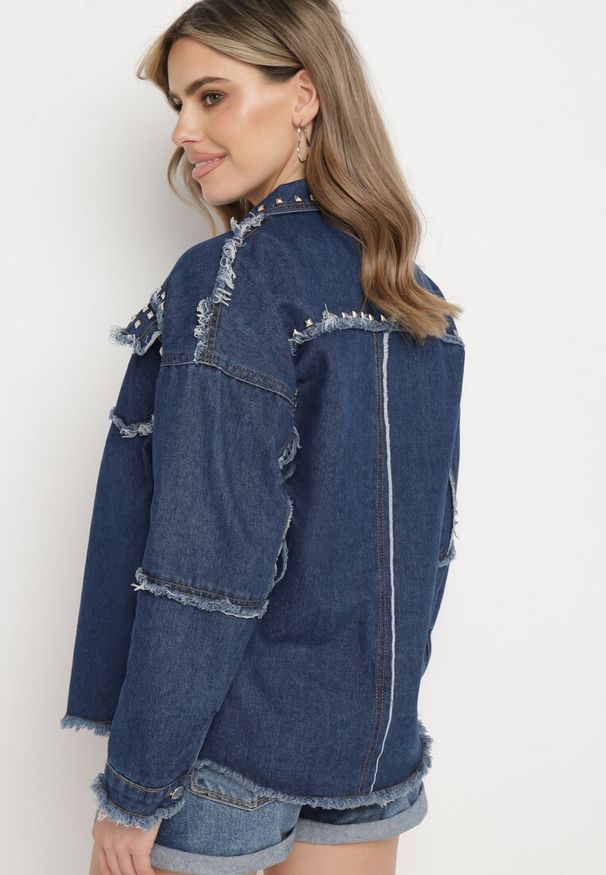 Born2be - Granatowa Bawełniana Kurtka Jeansowa z Ćwiekami Quintilla. Okazja: na co dzień. Kolor: niebieski. Materiał: bawełna, jeans. Styl: casual, rockowy