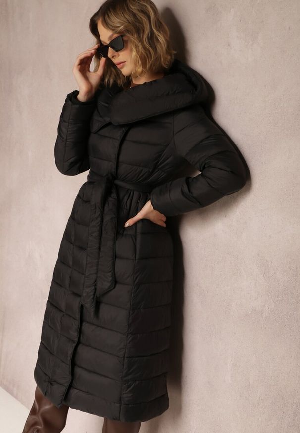 Renee - Czarna Kurtka Damiore. Kolor: czarny. Materiał: tkanina, materiał. Długość: długie. Styl: klasyczny, elegancki