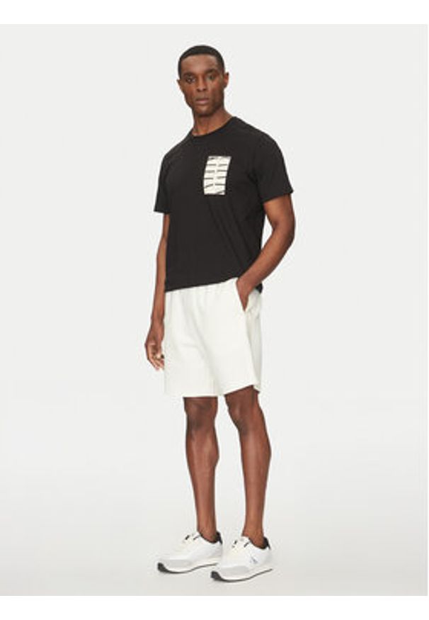 Calvin Klein Jeans Szorty sportowe Logo Tape J30J327246 Écru Regular Fit. Materiał: bawełna. Styl: sportowy