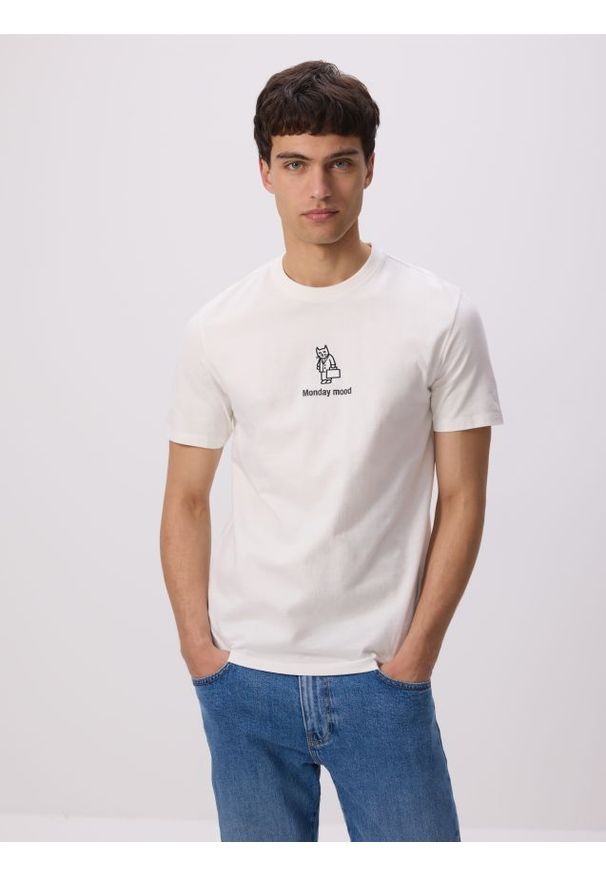 Reserved - T-shirt regular z haftem - złamana biel. Materiał: bawełna, dzianina. Wzór: haft