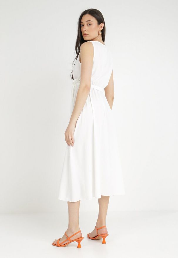 Born2be - Biała Sukienka Iolaera. Kolor: biały. Materiał: tkanina, materiał. Długość rękawa: na ramiączkach. Wzór: ażurowy, gładki, aplikacja. Sezon: lato. Typ sukienki: kopertowe. Długość: midi