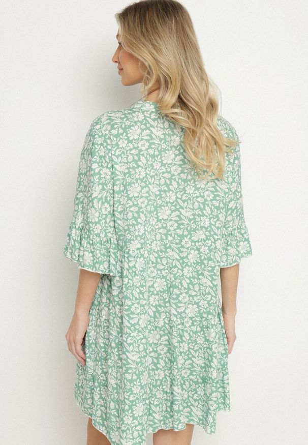 Born2be - Zielona Bawełniana Sukienka w Kwiaty o Rozkloszowanym Kroju Jenaleira. Okazja: na co dzień. Typ kołnierza: dekolt w serek. Kolor: zielony. Materiał: bawełna. Długość rękawa: krótki rękaw. Wzór: kwiaty. Styl: casual, klasyczny