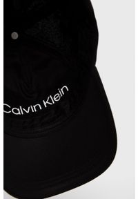 Calvin Klein czapka kolor czarny z aplikacją. Kolor: czarny. Materiał: lyocell, tkanina, jedwab, materiał. Wzór: aplikacja