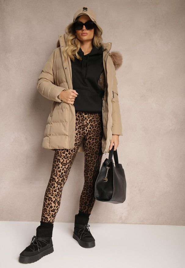 Renee - Ciemnobeżowa Kurtka z Kapturem i Paskiem Ozdobiona Futerkiem i Pikowaniem Dailrnne. Okazja: na co dzień. Typ kołnierza: kaptur. Kolor: beżowy. Materiał: futro. Wzór: aplikacja. Styl: klasyczny, casual, elegancki