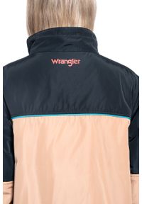 Wrangler - DAMSKA KURTKA PRZEJŚCIOWA WRANGLER UTILITY JACKET PYRAMID SAND W4Q1YJC01. Kolor: brązowy #3