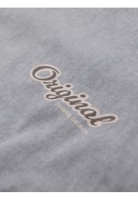 Ombre Clothing - Koszulka bawełniana z nadrukiem na klatce i plecach - szara V1 OM-TSWT-0201 - XXL. Okazja: na co dzień. Kolor: szary. Materiał: bawełna. Wzór: nadruk. Styl: klasyczny, vintage, casual #7