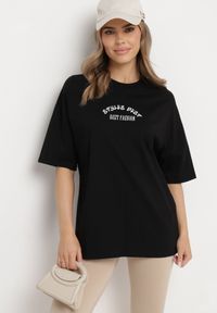 Born2be - Czarny T-shirt Oversize z Bawełny z Dużym Nadrukiem Kestrella. Kolor: czarny. Materiał: bawełna. Wzór: nadruk. Styl: elegancki #3