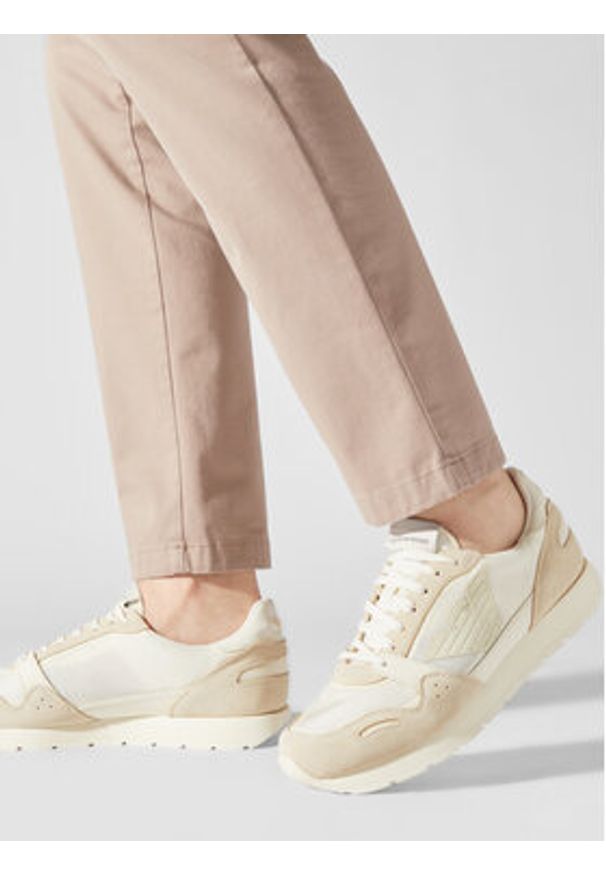 Emporio Armani Sneakersy X4X537 XN730 01427 Beżowy. Kolor: beżowy. Materiał: materiał