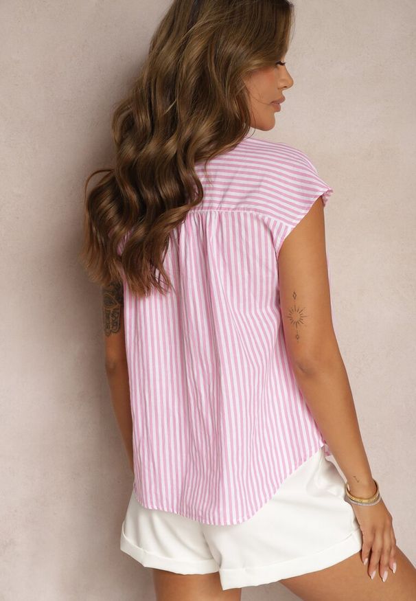 Renee - Różowa Casualowa Koszula z Bawełny w Paski na Guziki Menatia. Okazja: na co dzień. Typ kołnierza: kołnierzyk klasyczny. Kolor: różowy. Materiał: bawełna. Wzór: paski. Sezon: lato. Styl: casual