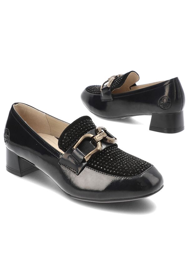 Czarne Półbuty Rieker Eleganckie Obuwie Damskie Na Obcasie. Okazja: na co dzień. Zapięcie: klamry. Kolor: czarny. Szerokość cholewki: normalna. Wzór: aplikacja. Materiał: materiał, lakier. Obcas: na obcasie. Styl: elegancki. Wysokość obcasa: niski