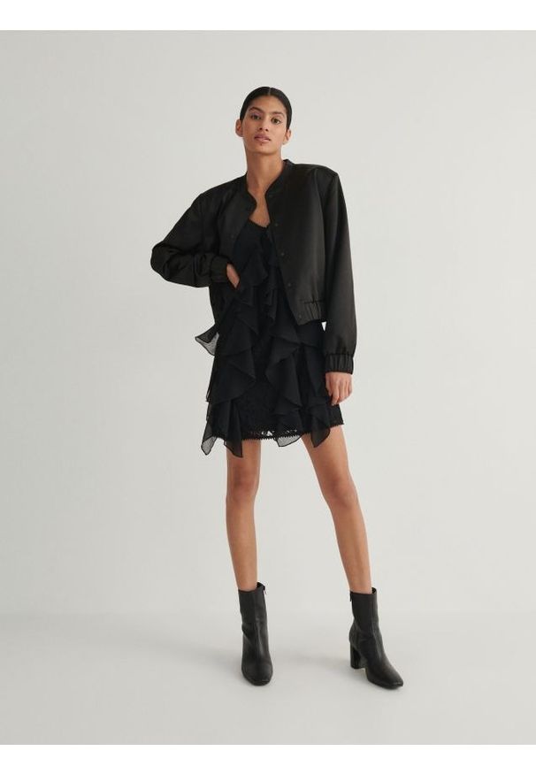 Reserved - Sukienka z falbanami - czarny. Kolor: czarny. Materiał: bawełna, tkanina, wiskoza, koronka