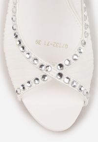 Born2be - Białe Siateczkowe Sandały VICES na Szpilce z Paskiem na Piętę i Cyrkoniami Doriata. Nosek buta: otwarty. Zapięcie: pasek. Kolor: biały. Wzór: aplikacja. Materiał: skóra, materiał. Sezon: lato. Obcas: na szpilce. Styl: klasyczny. Wysokość obcasa: średni #3
