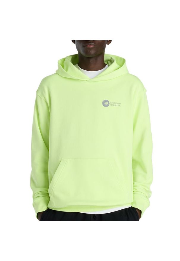 Bluza męska New Balance MT61M4JOAFG - zielona. Kolor: zielony. Materiał: poliester, bawełna, dresówka. Wzór: aplikacja. Styl: klasyczny