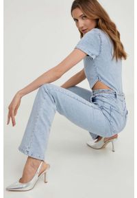 Answear Lab kombinezon jeansowy kolor niebieski z kołnierzykiemm. Okazja: na co dzień. Kolor: niebieski. Materiał: jeans. Długość rękawa: krótki rękaw. Długość: krótkie. Styl: wakacyjny #1