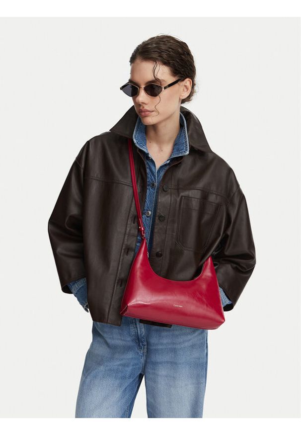 Calvin Klein Torebka Foil Logo Glossy Conv Shoulder B LV04F3737G Bordowy. Kolor: czerwony. Materiał: skórzane