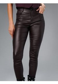 Sinsay - Spodnie z imitacji skóry - brązowy. Kolor: brązowy. Materiał: skóra #1