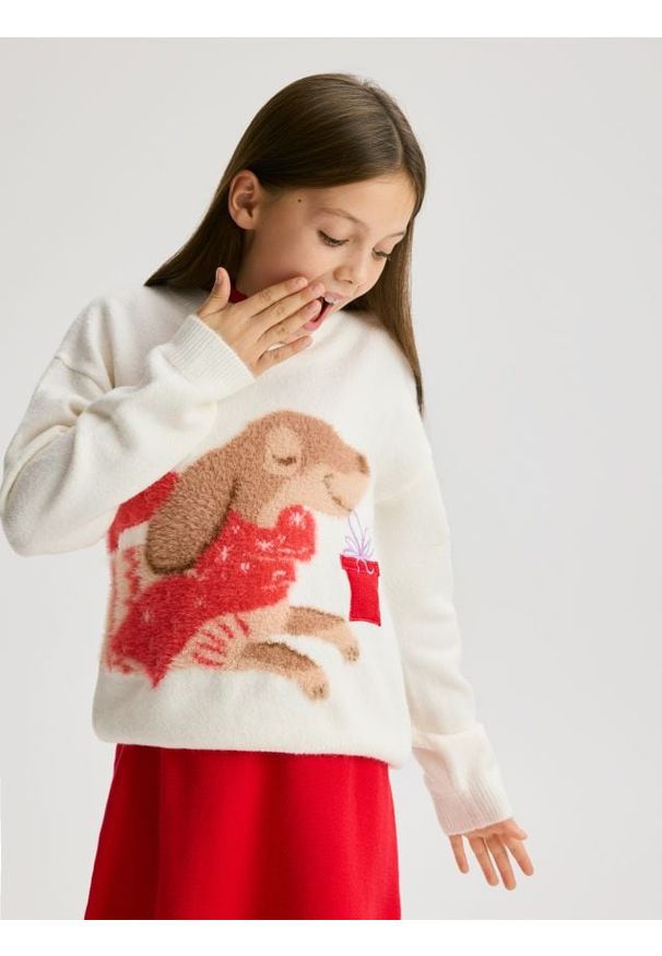 Reserved - Sweter z grającą aplikacją - wielobarwny. Materiał: dzianina. Wzór: aplikacja