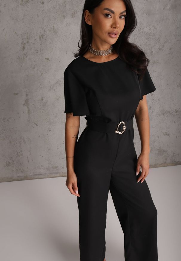 Renee - Czarny Kombinezon VICES Ozdobiony Paskiem i Klamrą o Nieregularnym Kształcie Metilaeno. Kolor: czarny. Wzór: aplikacja