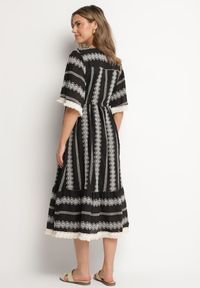 Born2be - Czarna Bawełniana Sukienka Boho o Rozkloszowanym Kroju z Wiązaniem i Haftem Korithira. Okazja: na spacer, na co dzień. Typ kołnierza: dekolt w serek. Kolor: czarny. Materiał: bawełna. Wzór: haft. Sezon: lato. Typ sukienki: rozkloszowane. Styl: boho #7