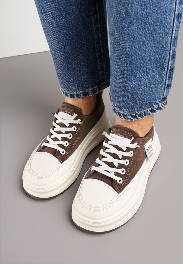 Renee - Brązowe Sneakersy na Tłoczonej Platformie Ozdobione Napisami Naliase. Okazja: na co dzień. Kolor: brązowy. Materiał: dresówka. Wzór: napisy, aplikacja. Obcas: na platformie