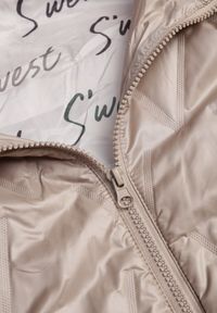 Born2be - Brązowa Kurtka z Kapturem Pikowana z Materiałowymi Wykończeniami Sofie. Okazja: na co dzień. Typ kołnierza: kaptur. Kolor: brązowy. Materiał: materiał. Styl: casual #6