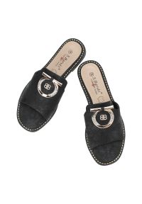 Czarne Klapki S.Barski Stylowe Obuwie Damskie. Okazja: na spacer, na plażę, na co dzień. Kolor: czarny. Materiał: materiał. Sezon: lato. Styl: elegancki #7