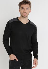 Born2be - Czarny Sweter Melyse. Typ kołnierza: dekolt w kształcie V. Kolor: czarny. Materiał: jeans. Wzór: aplikacja. Styl: klasyczny #1