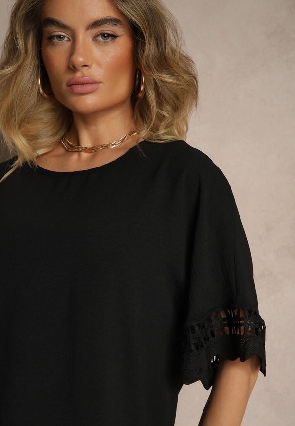 Renee - Czarna Bluzka Ozdobiona Ażurowymi Rękawami Vorana. Okazja: na co dzień. Kolor: czarny. Materiał: jeans. Wzór: ażurowy, aplikacja. Styl: klasyczny, casual, elegancki