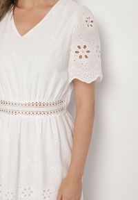Born2be - Biała Bawełniana Sukienka Boho o Rozkloszowanym Kroju Zdobiona Haftem Efrissea. Okazja: na imprezę. Typ kołnierza: dekolt w serek. Kolor: biały. Materiał: bawełna. Długość rękawa: krótki rękaw. Wzór: haft, aplikacja. Sezon: lato. Styl: boho #3
