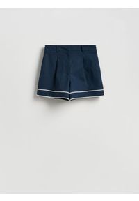 Reserved - Szorty z kontrastową wstawką - granatowy. Kolor: niebieski. Materiał: tkanina, wiskoza, len #1