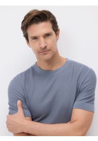 Reserved - Sweter z krótkim rękawem - jasnoniebieski. Kolor: niebieski. Materiał: dzianina, bawełna, jedwab, len. Długość rękawa: krótki rękaw. Długość: krótkie #1