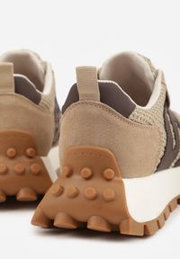 Renee - Beżowe Zamszowe Sneakersy na Platformie z Geometrycznym Wzorem Tarbelle. Okazja: na co dzień. Kolor: beżowy. Materiał: zamsz. Wzór: geometria. Obcas: na platformie #7