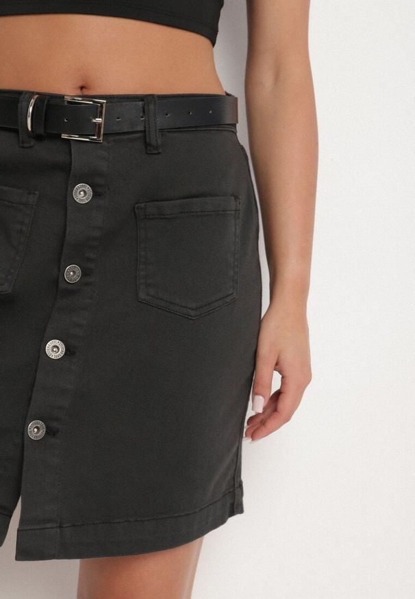 Born2be - Ciemnoszara Spódnica Jeansowa z Bawełny z Guzikami Liluena. Okazja: na co dzień. Kolor: szary. Materiał: bawełna, jeans. Styl: klasyczny, elegancki, casual
